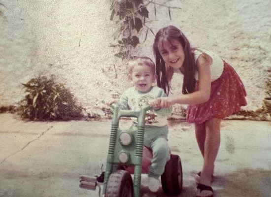 Eu aos 8 anos com minha irmã Tatiana